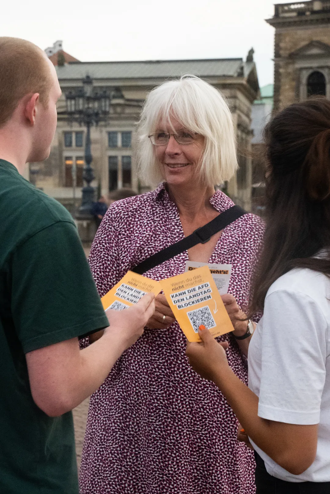 Menschen, die taktisch wählen Flyer verteilen